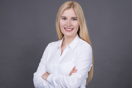 Teamfoto, Mitarbeiterporträt weiblich, professionelle Firmenfotos von People-Pictures. Deinem Fotostudio in Freising und München